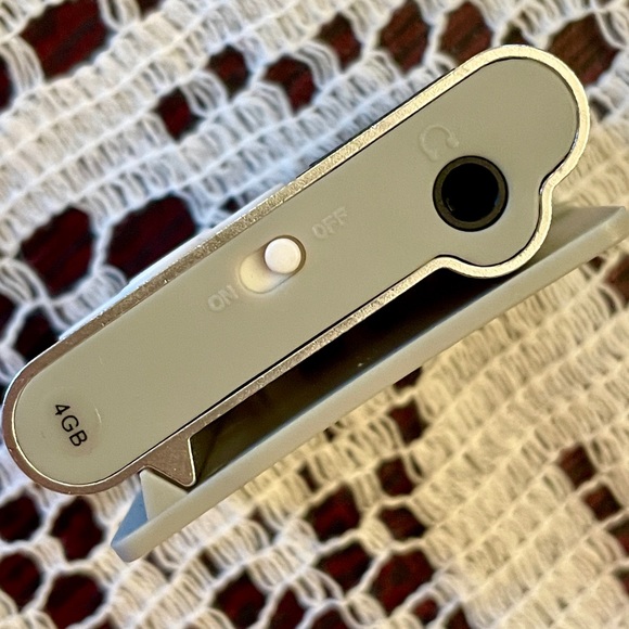 Eclipse Fit clip-on MP3 4 GB player small and rechargeable New 1.25 x 1.75 inch - Picture 4 of 6